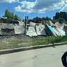 Саратовцы просят убрать стену из хлама у дороги